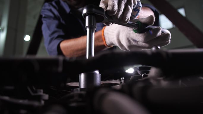 汽车修理工在更换汽车机油滤清器