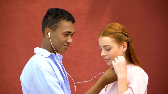 青少年与女友共用耳机