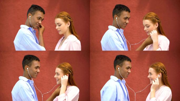 青少年与女友共用耳机