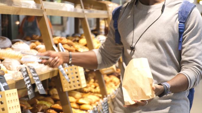 男子在超市里挑选面包
