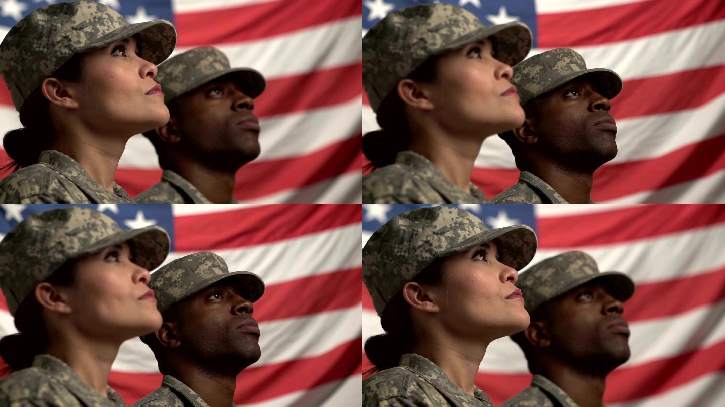 两名美国士兵抬头看着国旗