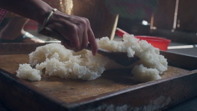 云南农村女孩制作传统美食糍粑