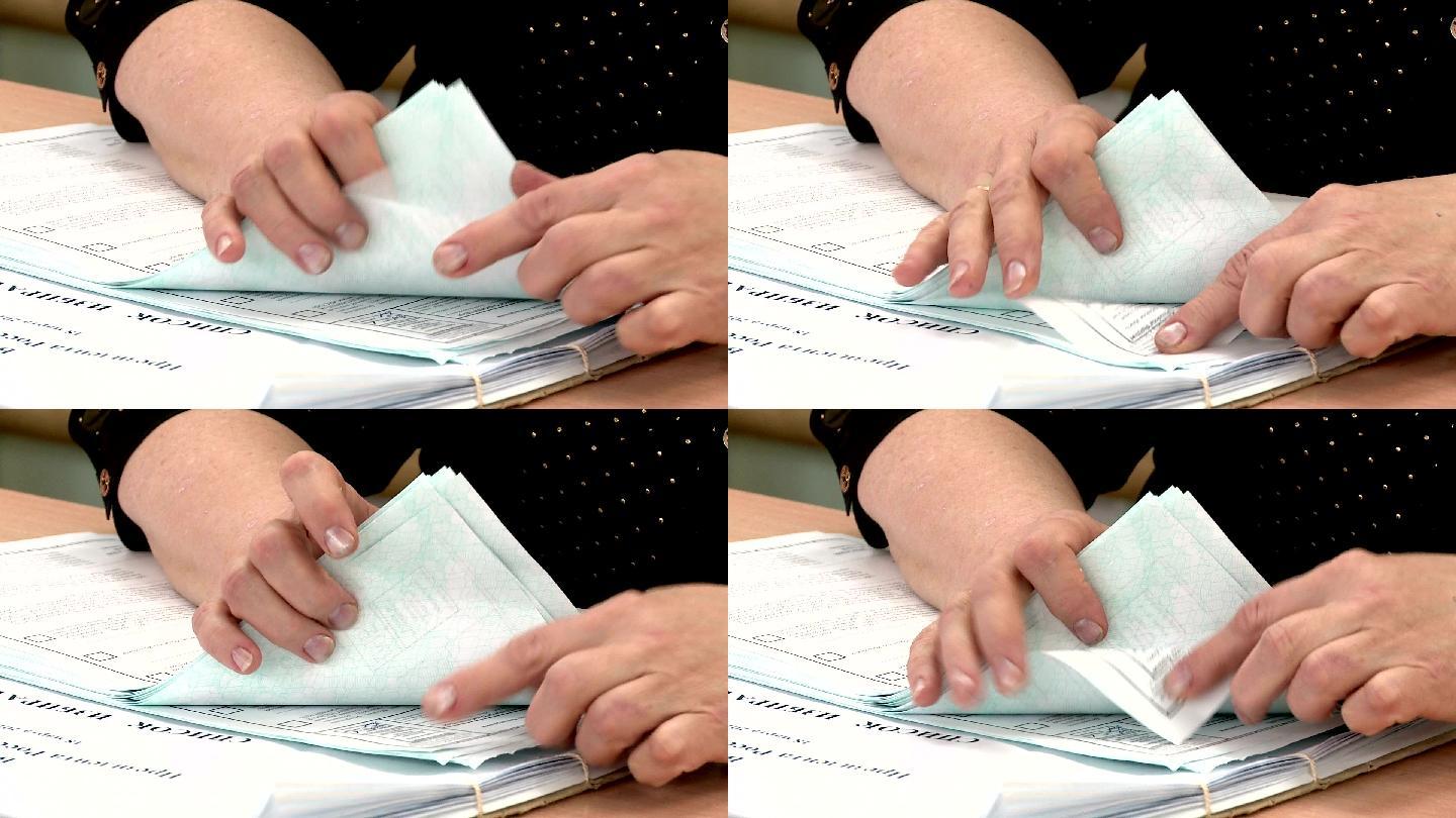 在计算的女人特写镜头点验核查手指手部