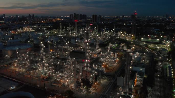 炼油厂夜间鸟瞰图宣传片