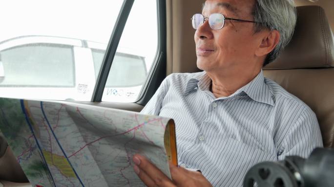 老年人乘坐出租车并查看地图