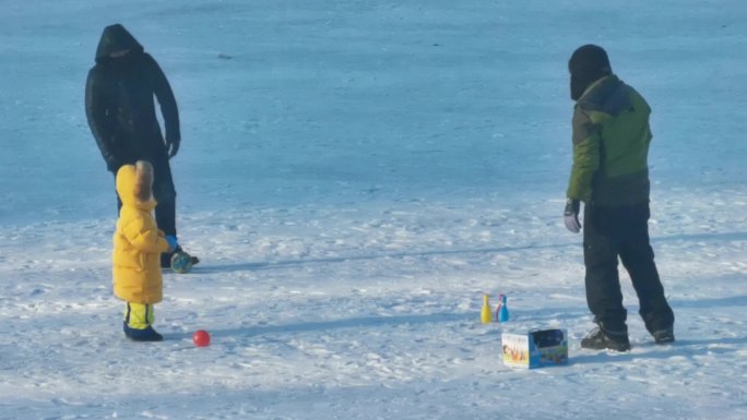 冬日冰面孩童玩耍