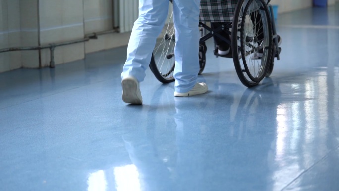 高清医护人员推轮椅
