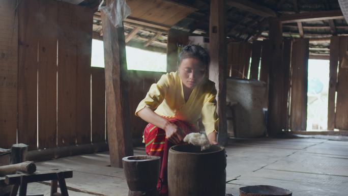 云南农村女孩制作传统美食糍粑