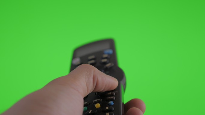 在绿色屏幕前使用遥控器切换频道