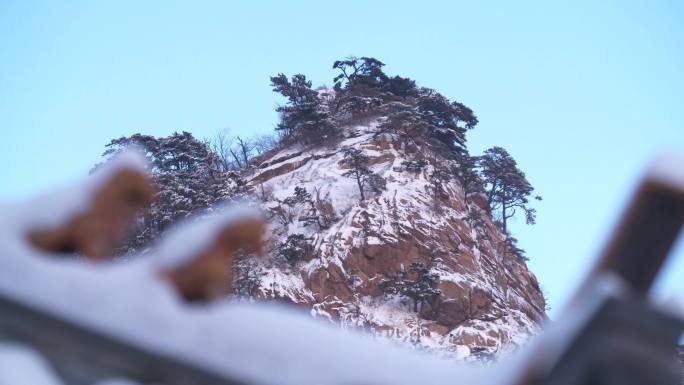 从屋檐望向山顶