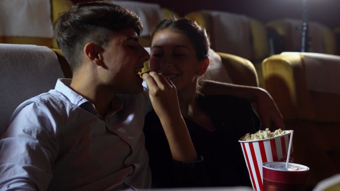 情侣在电影院看电影