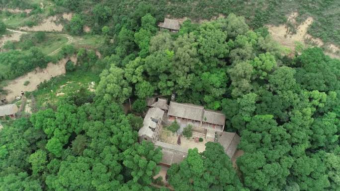 大山中的树林寺庙航拍