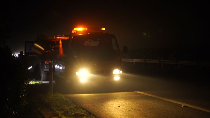 4k夜间高速路上拖车