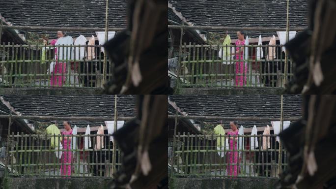 云南村庄在阳台晾衣服的女人