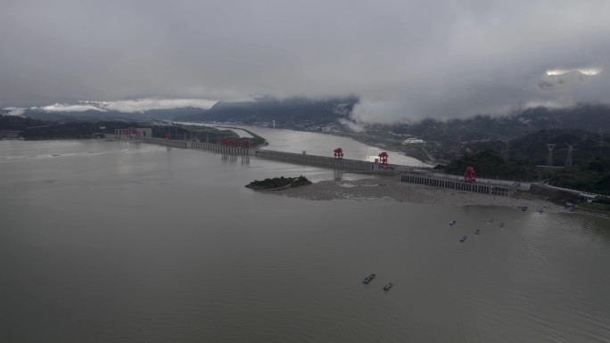 4K清漂船保护长江三峡大坝生态环境