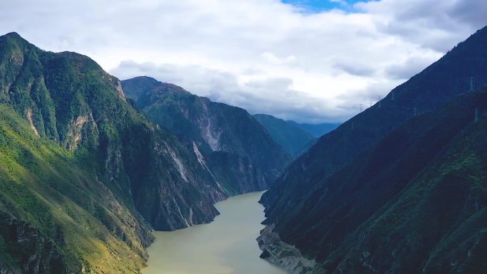 丹巴县的大渡河高山峡谷