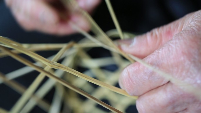 中国传统工匠竹编手工艺斗笠编织素材