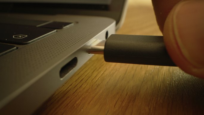 桌上的笔记本电脑雷电接口苹果充电