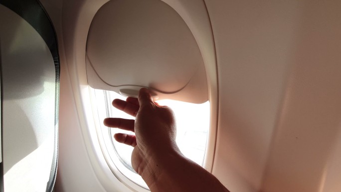 游客在飞机上打开窗户