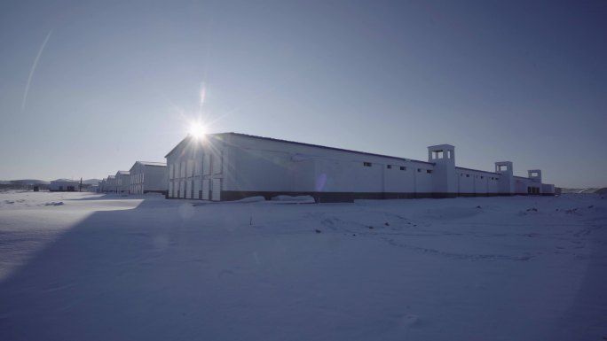 空镜北方雪景夕阳傍晚雪中小屋