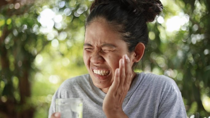 牙齿敏感的亚洲年轻女性