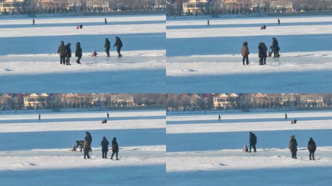 冬日湖面孩童坐雪橇