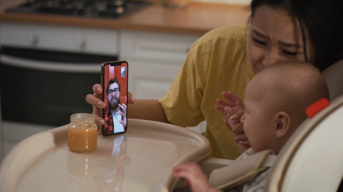 妈妈和宝宝与爸爸视频通话