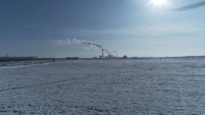 航拍空镜冬季冬天雪地雪原工业烟囱炊烟