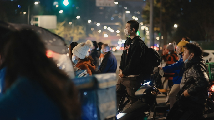 夜晚车流、行人过马路