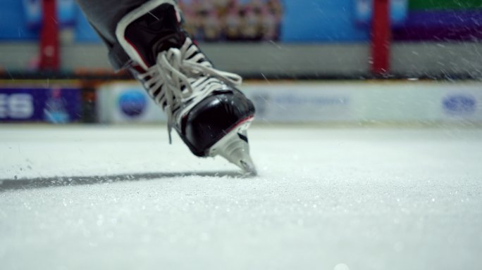 冰球运动员在溜冰场近停止滑冰