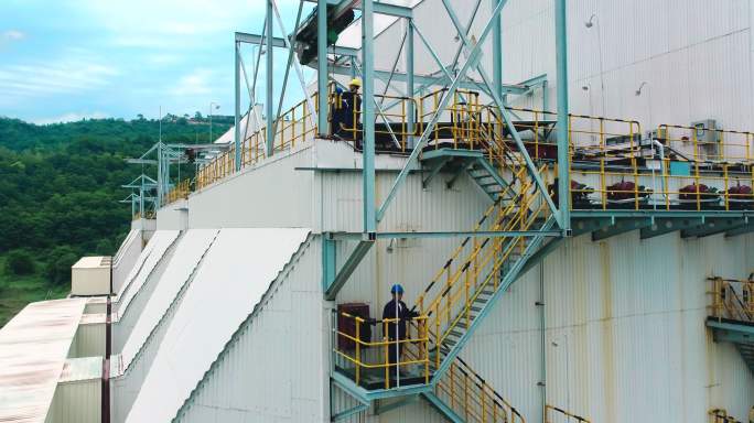 电力电厂工人检修发电设备维护日常高空作业