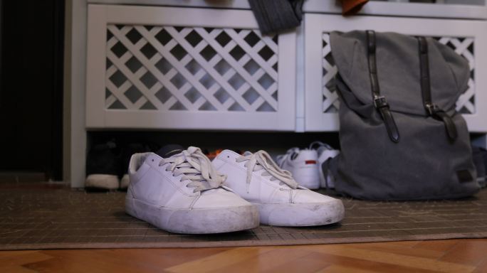 背包、运动鞋和鞋架