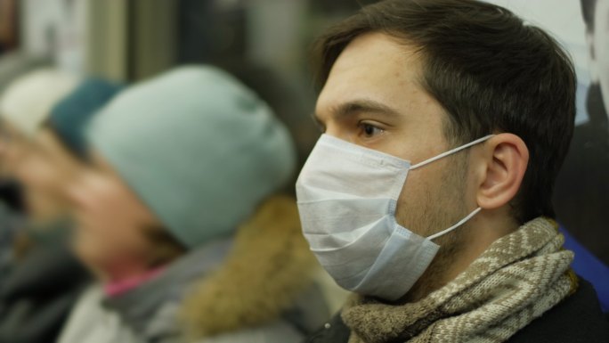 流感预防措施戴口罩上班族轨道交通