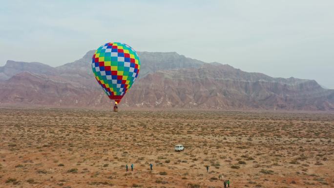 新疆阿克苏天山托木尔大峡谷热气球