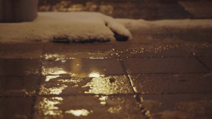 【8K正版素材】自然下雪雪花积水路灯近景
