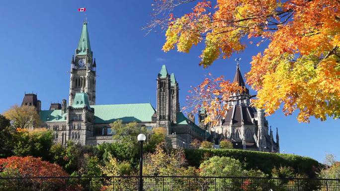 加拿大首都的秋天城市建筑快速发展航拍延时
