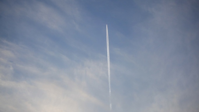 飞机从天空划过