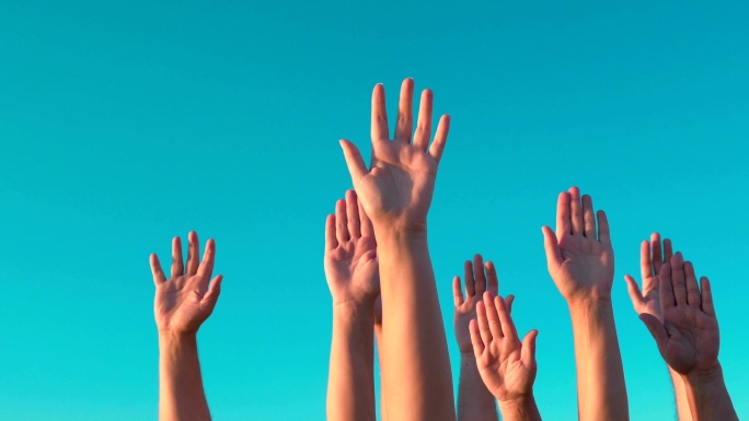 在蓝天下举手举手人群