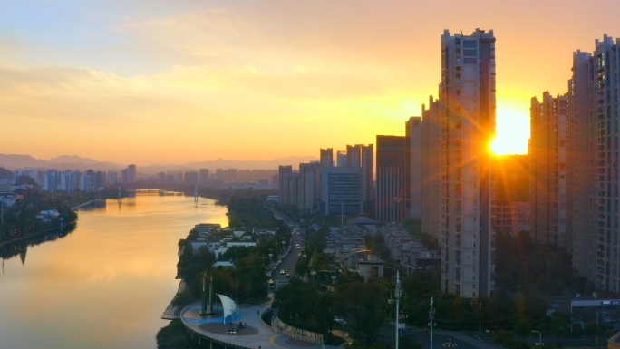 航拍夕阳穿过山水城市大楼 晚霞 江面