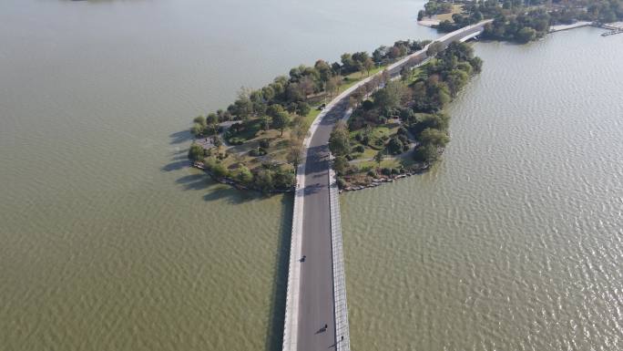 航拍江苏徐州云龙湖唯美公路
