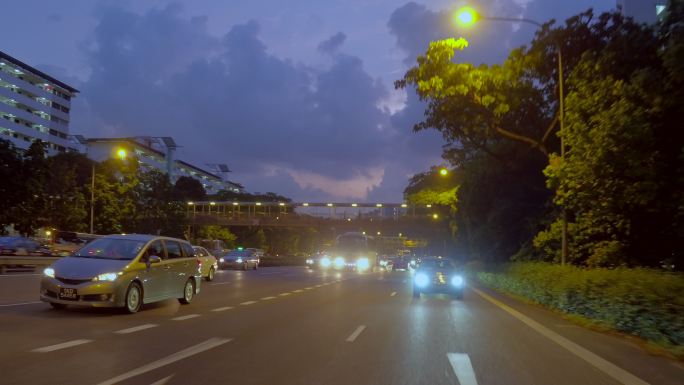 车内拍摄新加坡夜晚城市道路空境