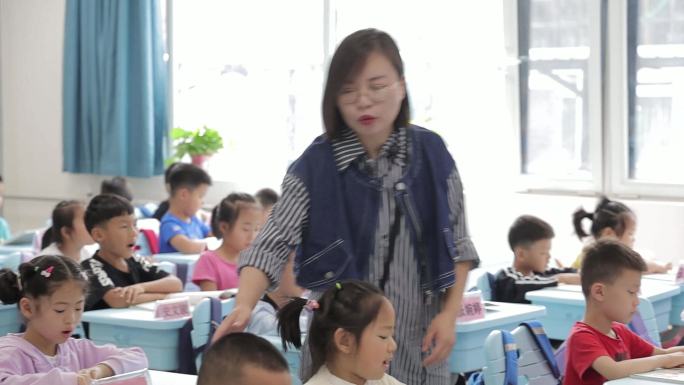 小学生上课学习