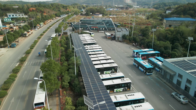 4K电动公交车充电站场航拍空镜