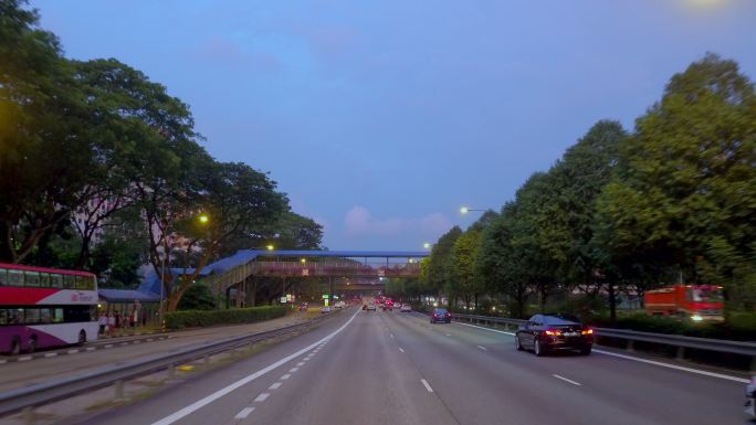 车内拍摄新加坡夜晚城市道路空境