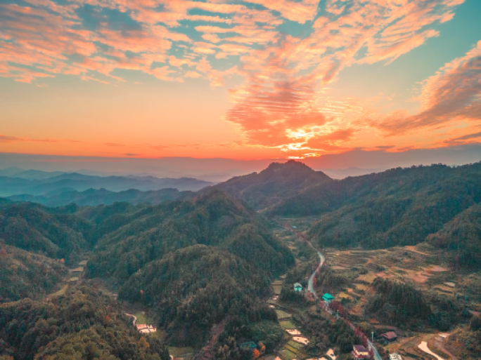 航拍延时震撼大山火烧云晚霞