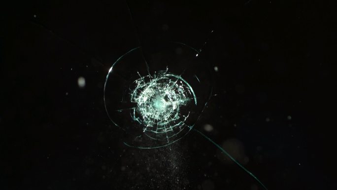 子弹击中安全玻璃子弹袭击枪击玻璃碎玻璃破