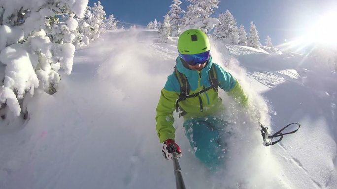 极限自由式滑雪运动员在雪山上滑雪