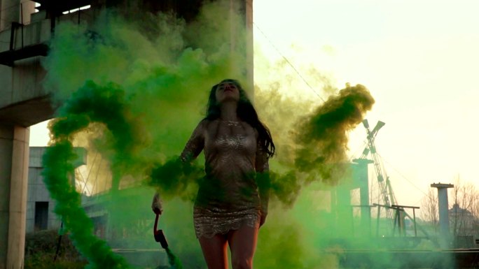 女子在绿色的烟雾中翩翩起舞