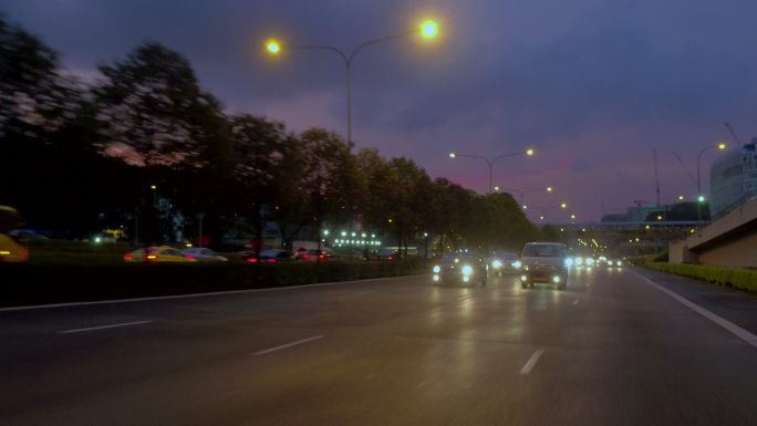 车内拍摄新加坡夜晚城市道路空境