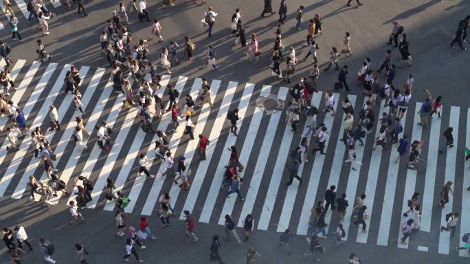 人行道的通勤者打工人上班族早高峰